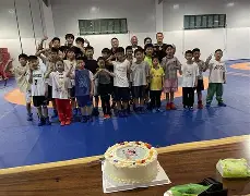 摔跤夜战：嵩山灰熊队逆转塞北貔貅队，主帅临场妙招全面提速抢占先机的简单介绍